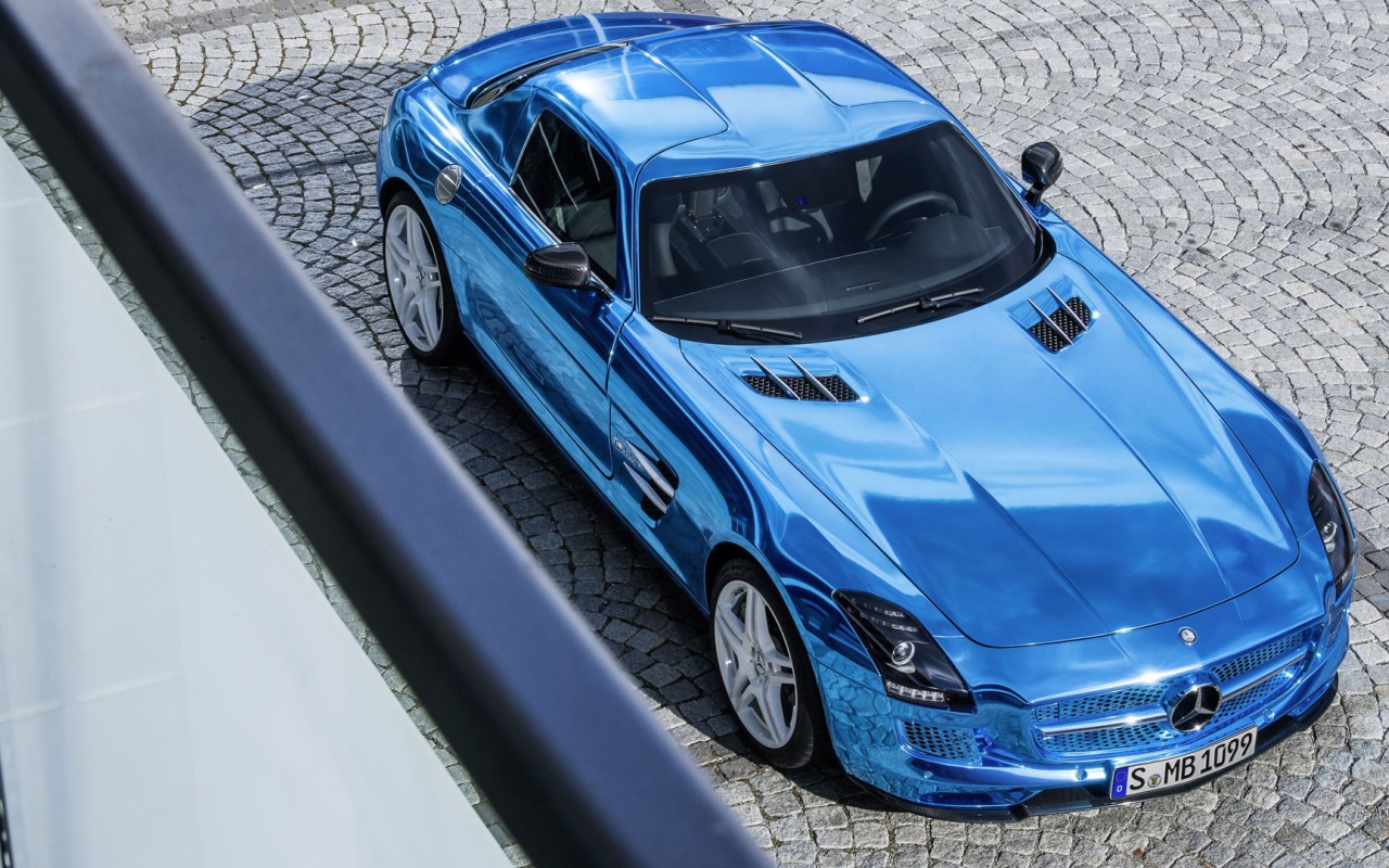 Спортивный Mercedes SLS голубого цвета