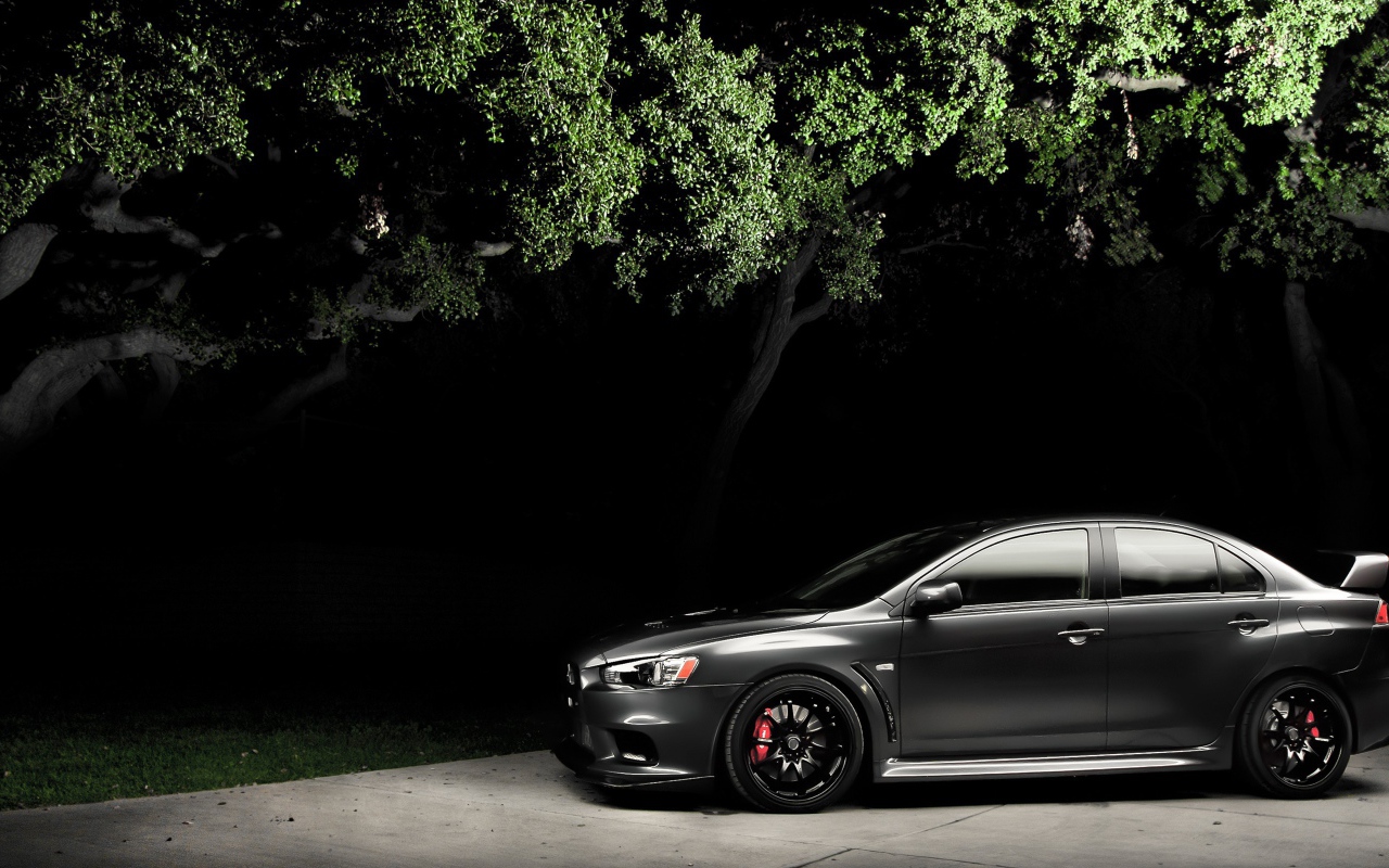 Черный Mitsubishi Lancer Evo X в ночи