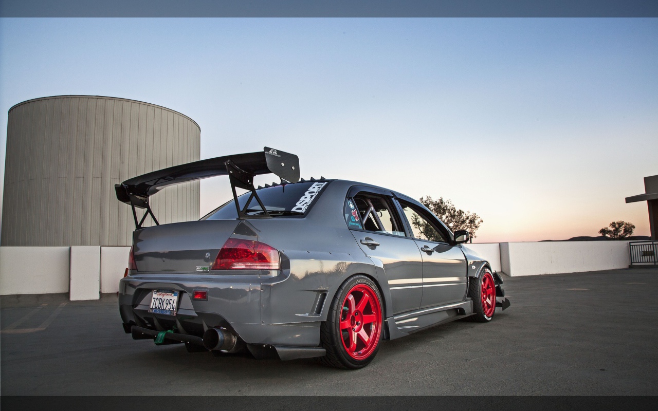 Серый автомобиль Mitsubishi Lancer Evo X