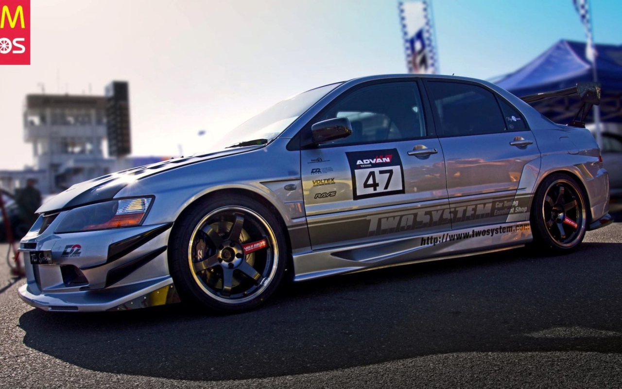 Серый спортивный Mitsubishi Lancer Evo X