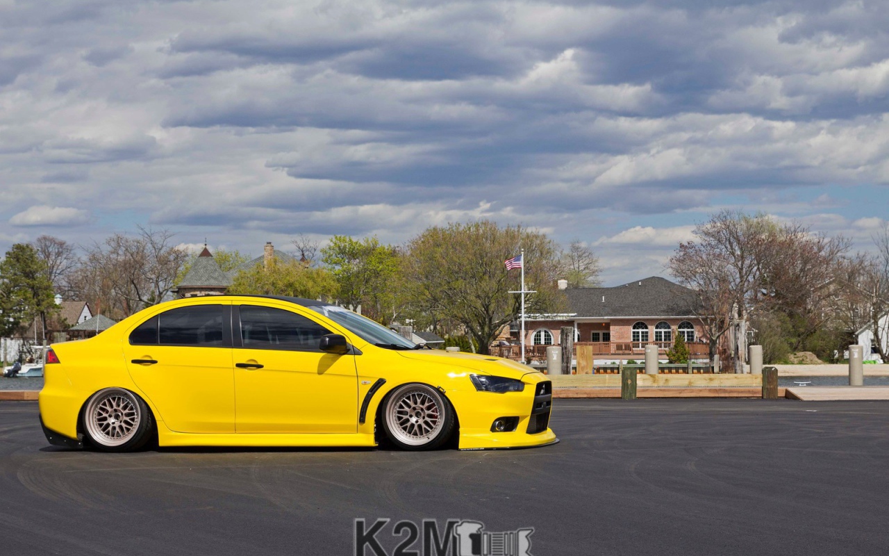 Желтый автомобиль Mitsubishi Lancer Evo X