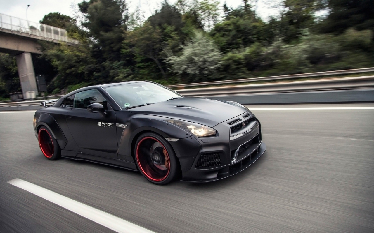 Черный Nissan GT-R PD750 Widebody мчится по шоссе