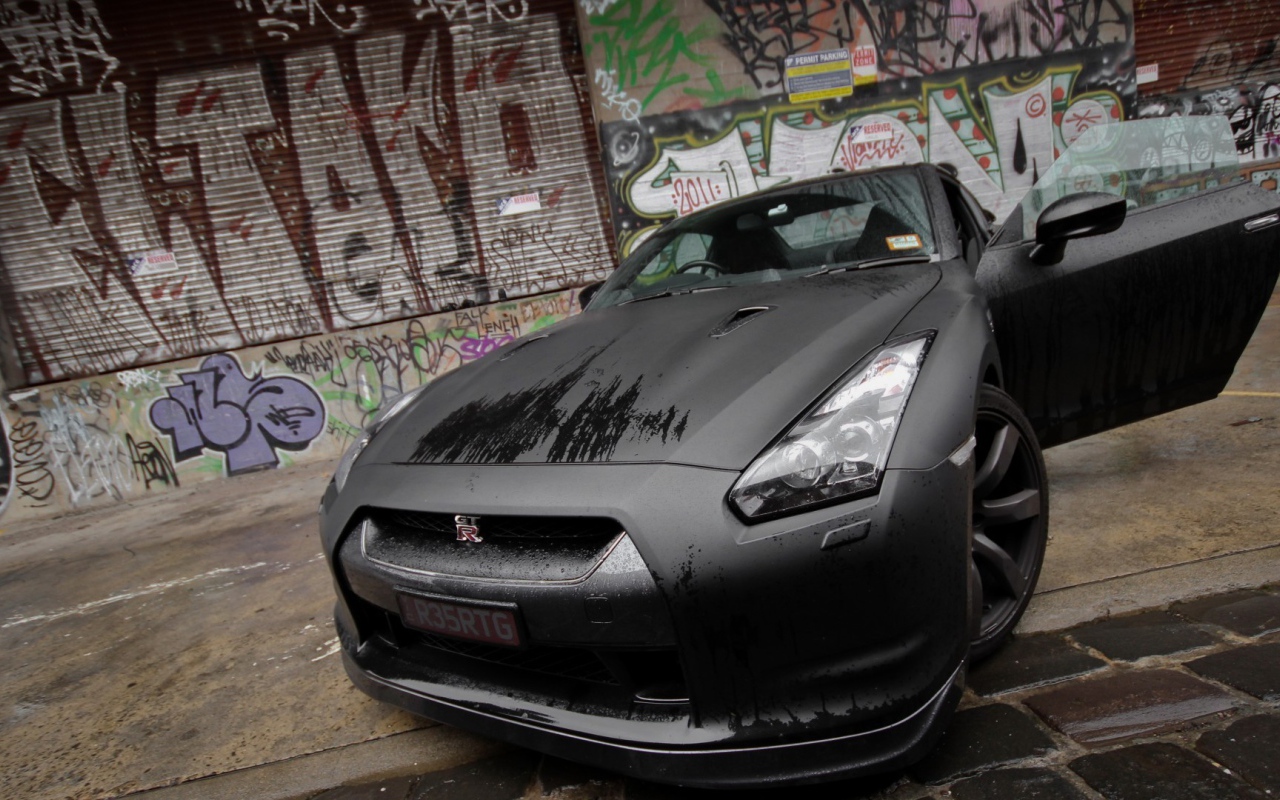 Черный Nissan GT-R с открытой дверью