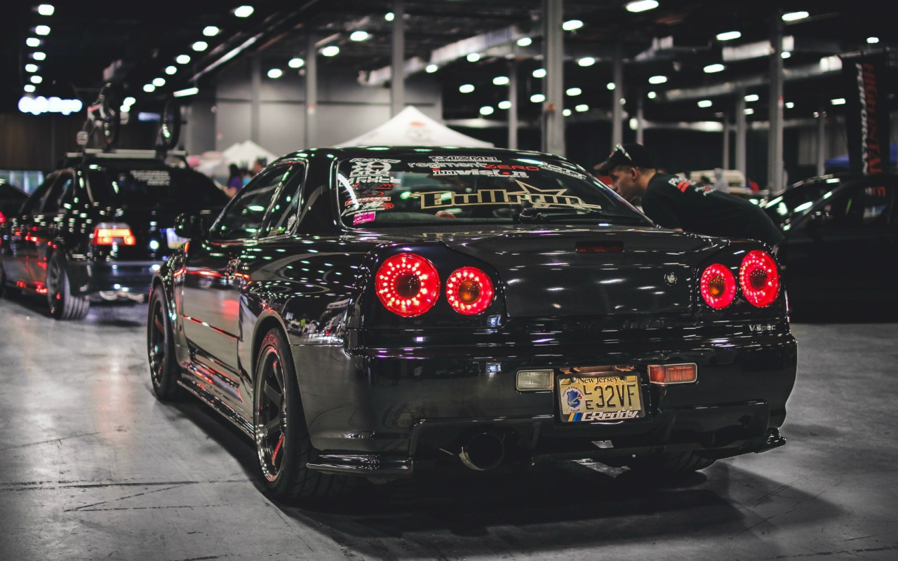 Черный Nissan Skyline GT-R
