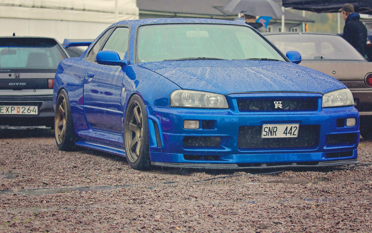 Синий Nissan Skyline GT-R