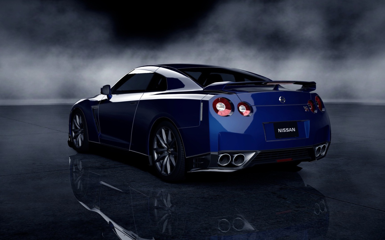 Дорогой синий автомобиль Ниссан