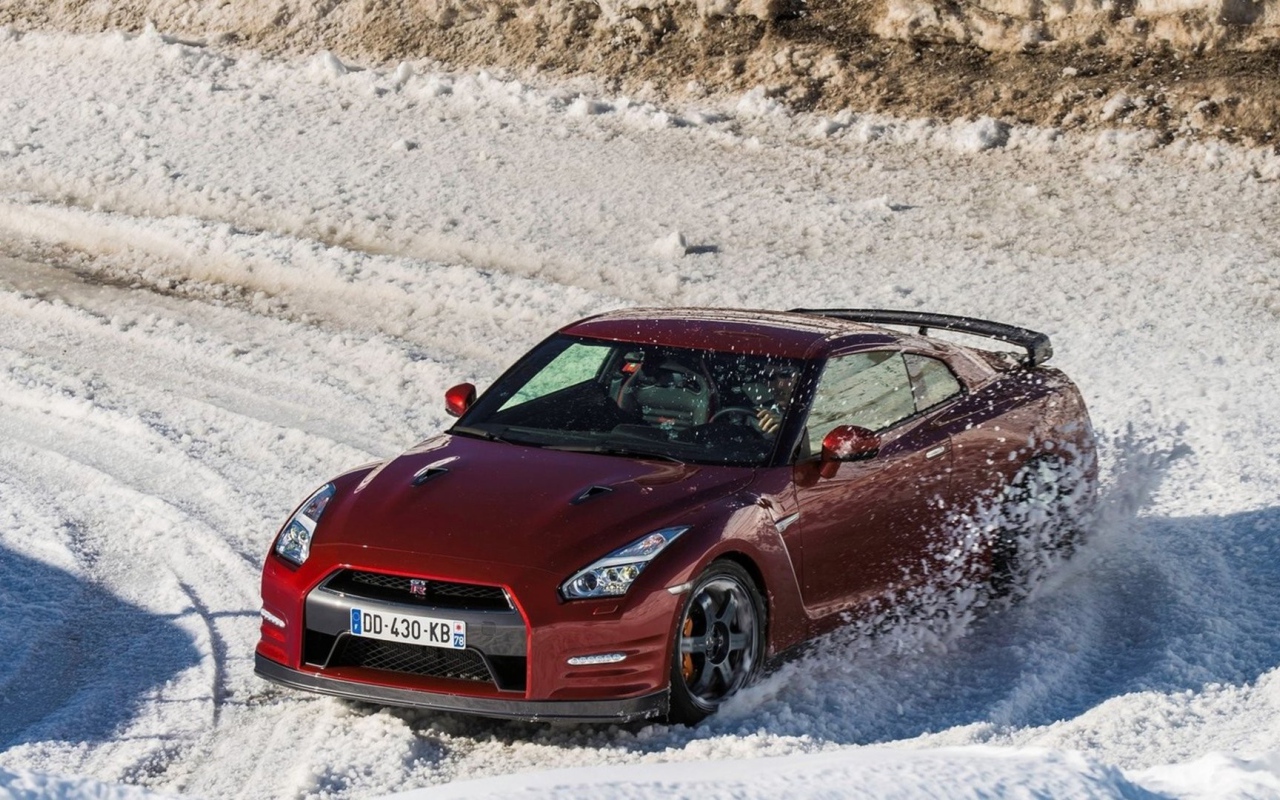 Дрифт красного Nissan по снегу
