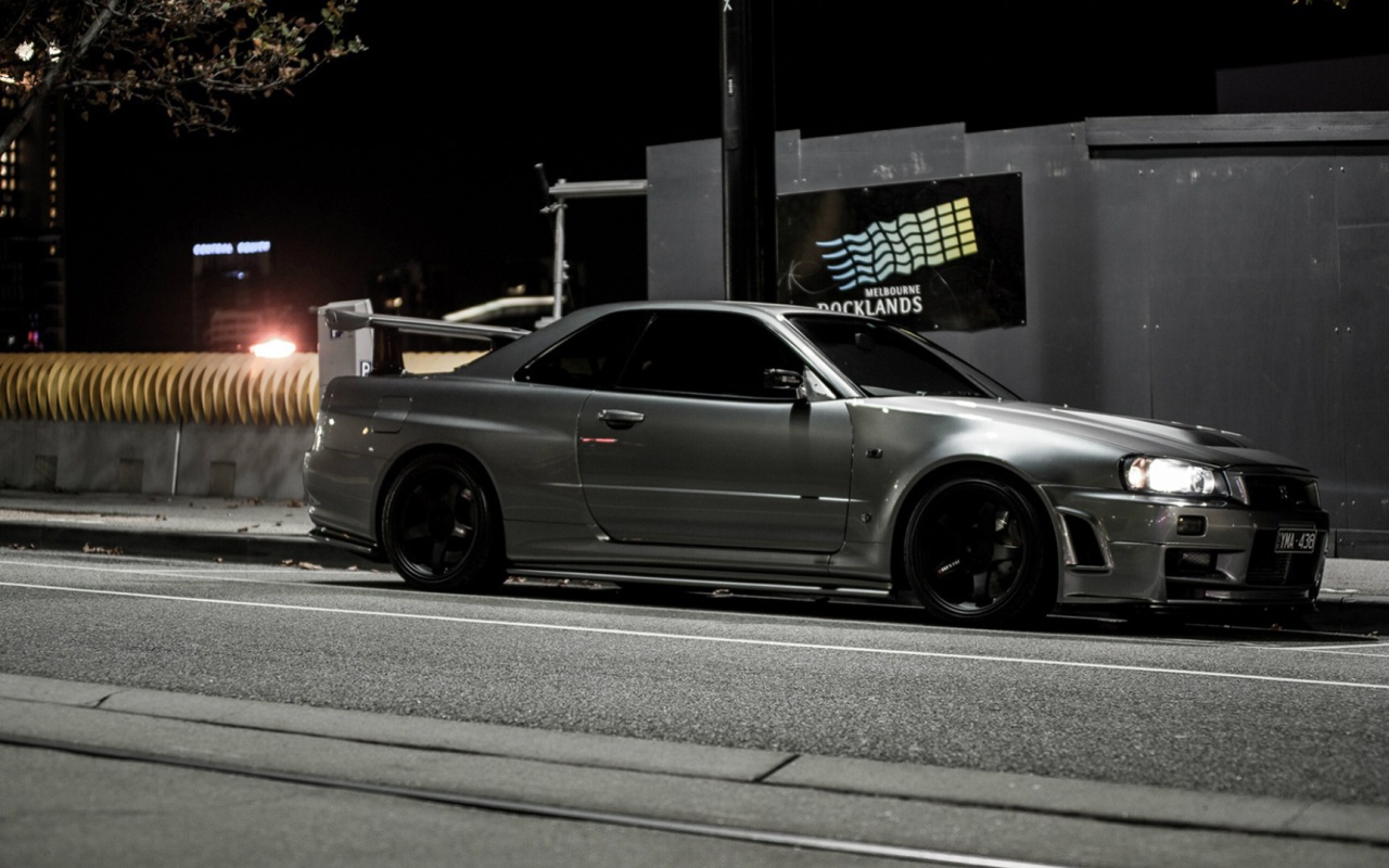 Nissan Skyline GTR R34 на улице