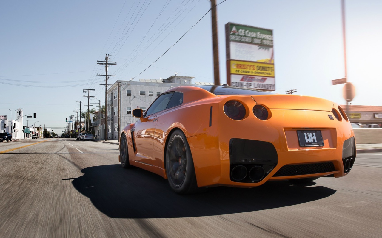 Стремительный японский Nissan GT-R