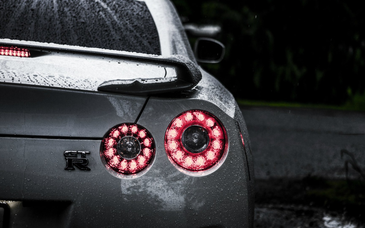 Задние огни автомобиля Nissan GT-R