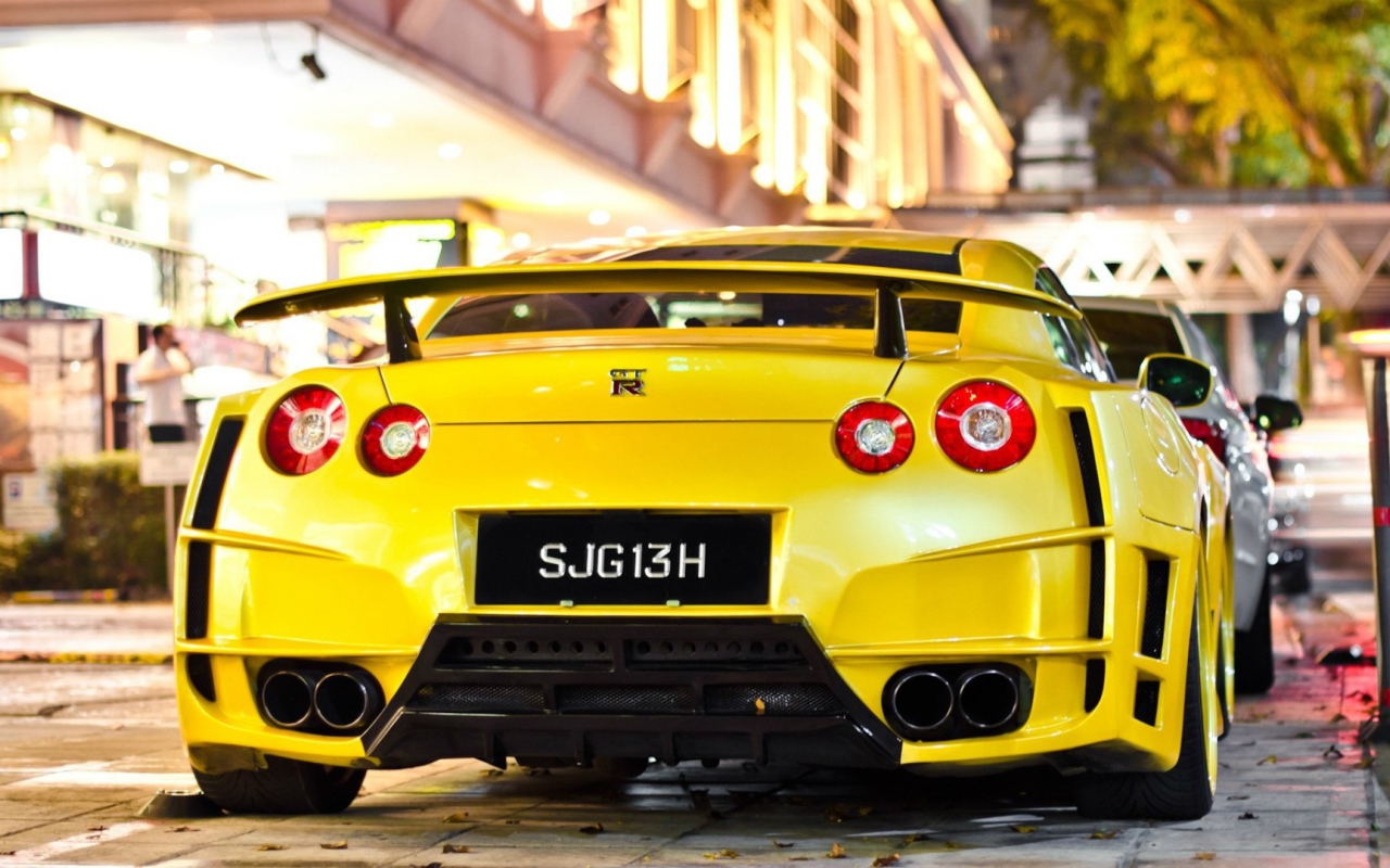 Вид сзади на желтый Nissan GT-R