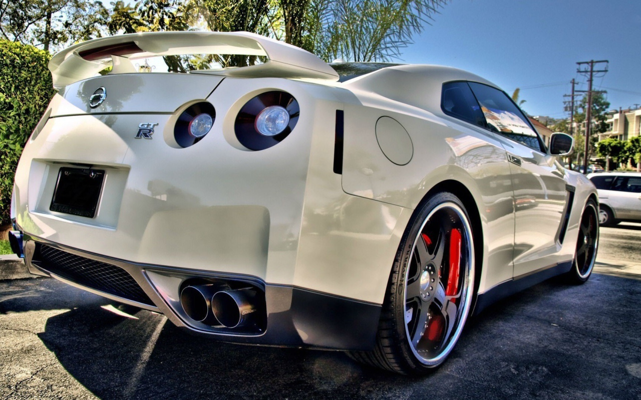 Белый Nissan GT-R со спойлером