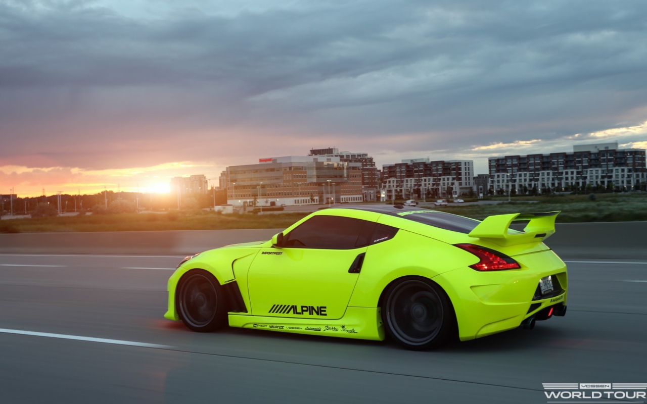 Желтый Nissan 370Z на дороге