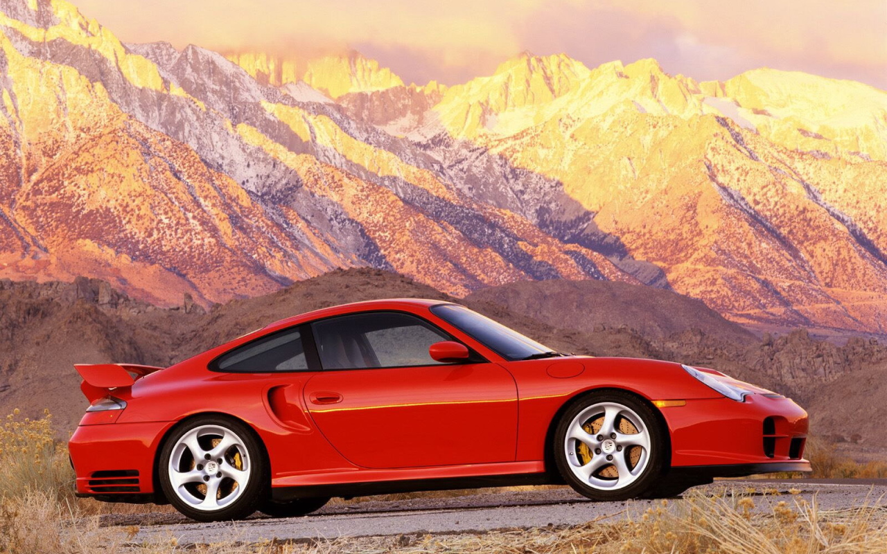Красный автомобиль на фоне гор