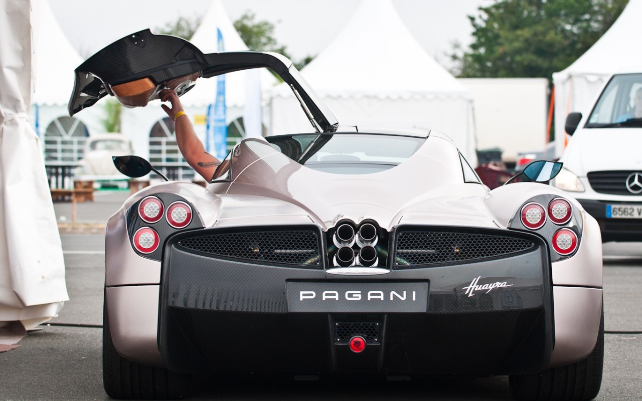 Вид сзади на авто Pagani
