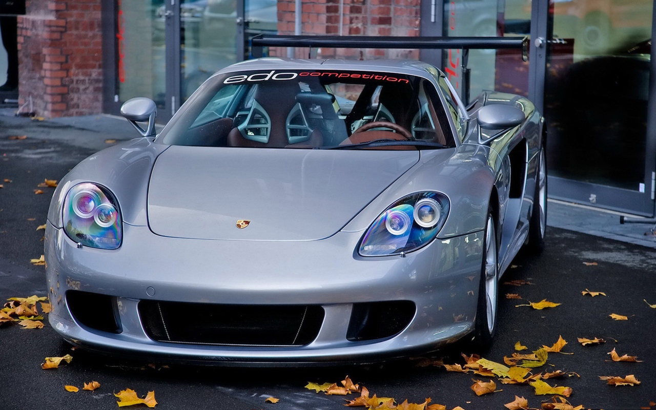 Осенние листья у автомобиля Porsche Carrera GT