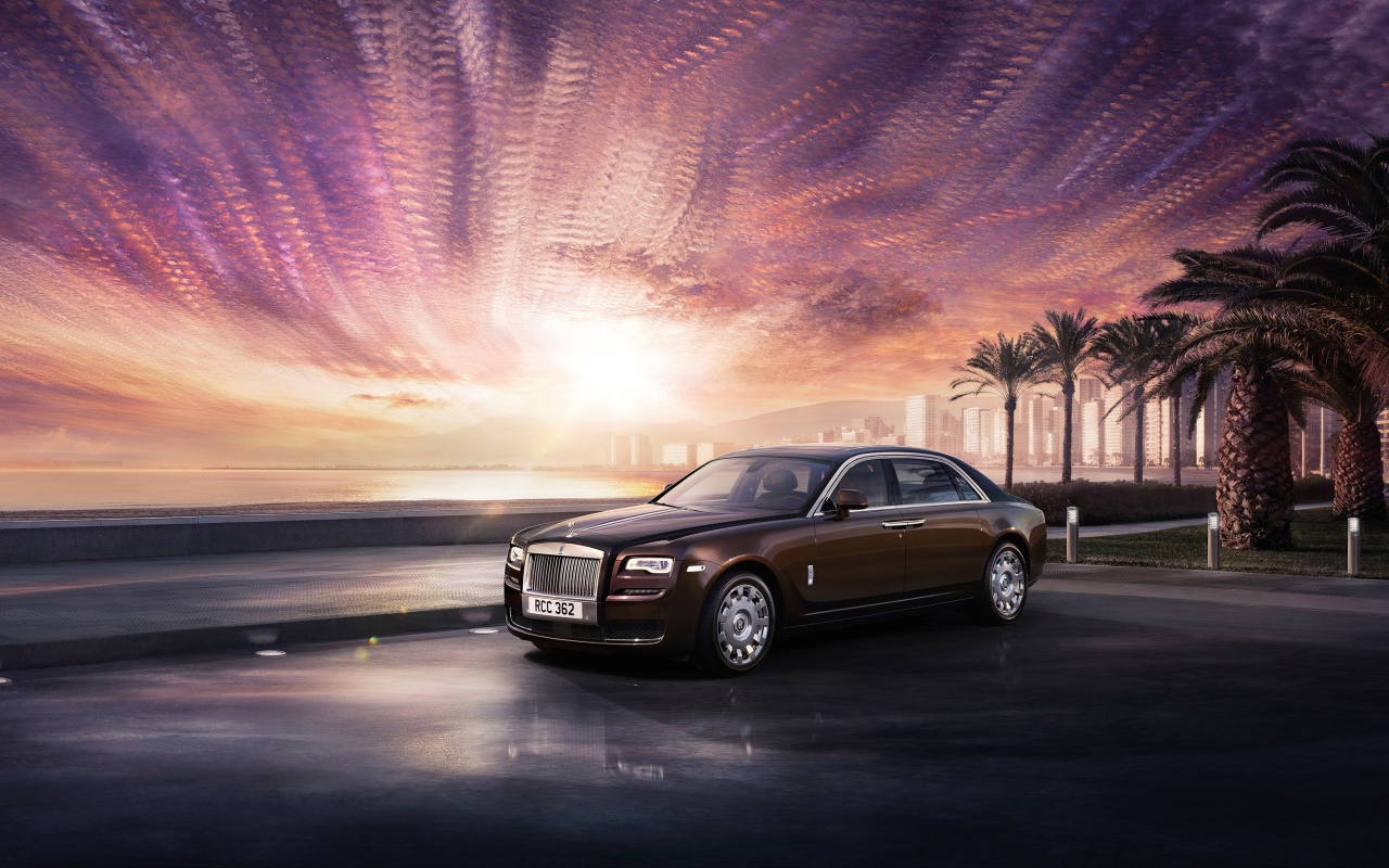 Автомобиль Rolls-Royce Phantom на фоне необычного неба