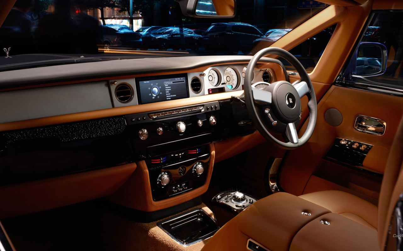 Руль справа в автомобиле Rolls-Royce Phantom