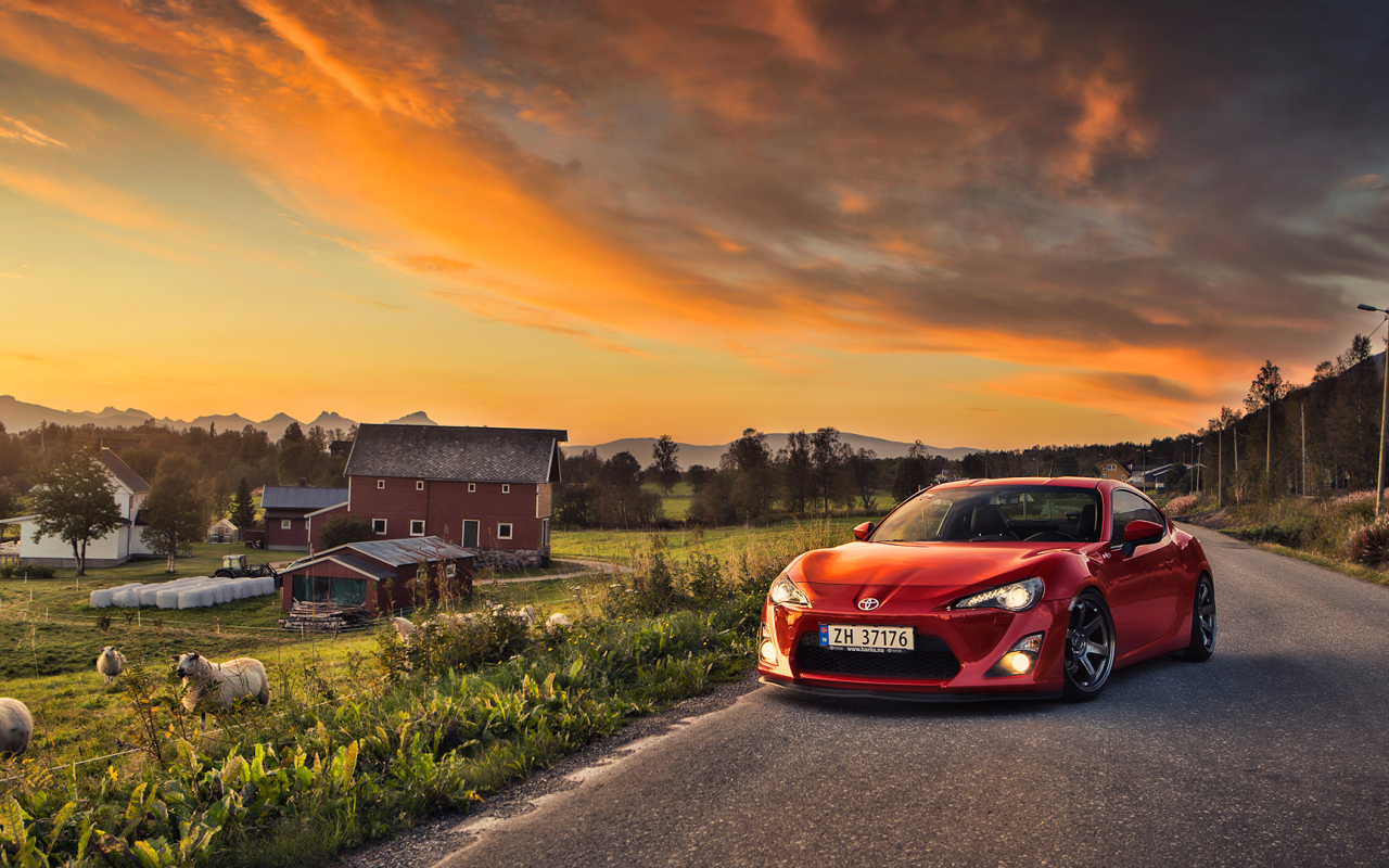 Красная Toyota GT86 на сельском шоссе