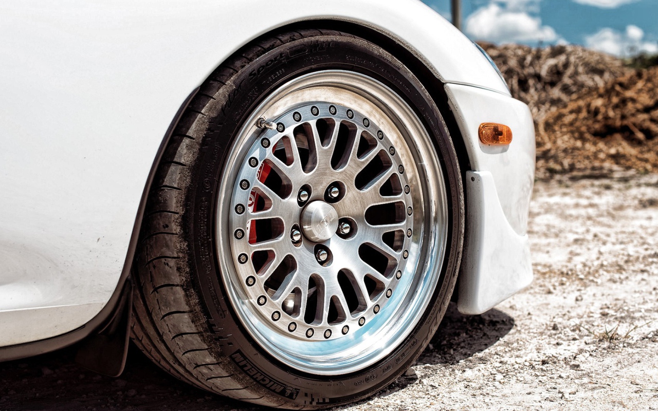 Колесо белой Toyota Supra