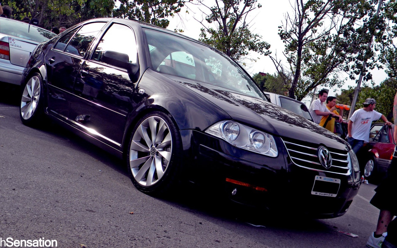 Черный автомобиль Volkswagen Bora