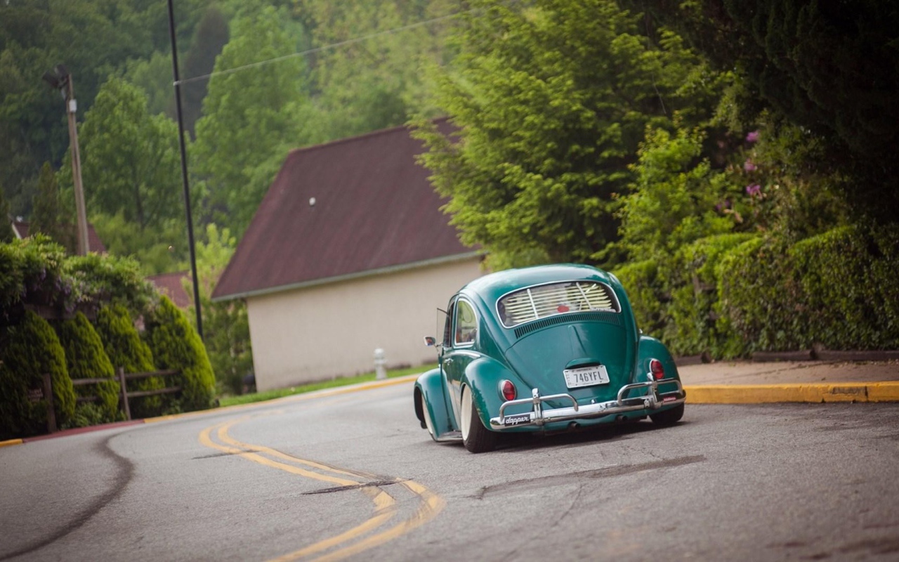 Зеленый Volkswagen Beetle на дороге