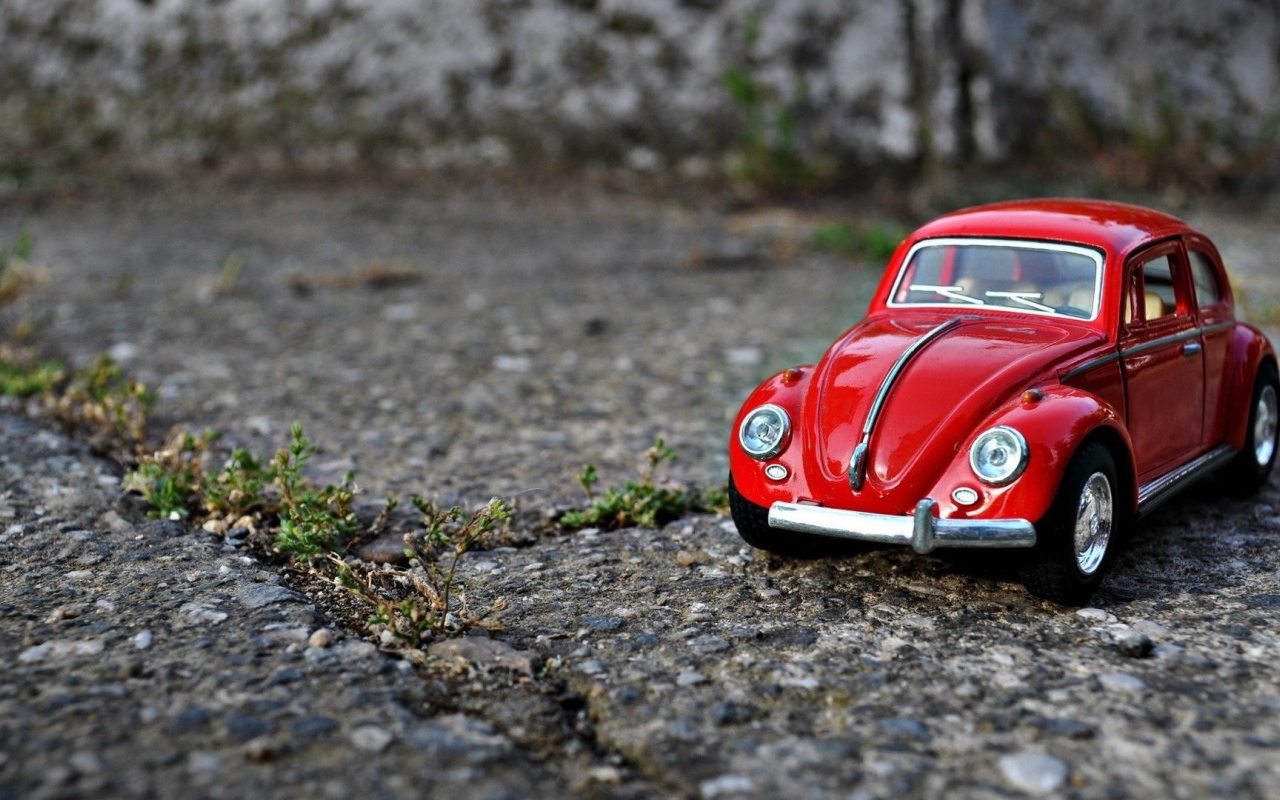 Модель красного автомобиля Volkswagen Beetle