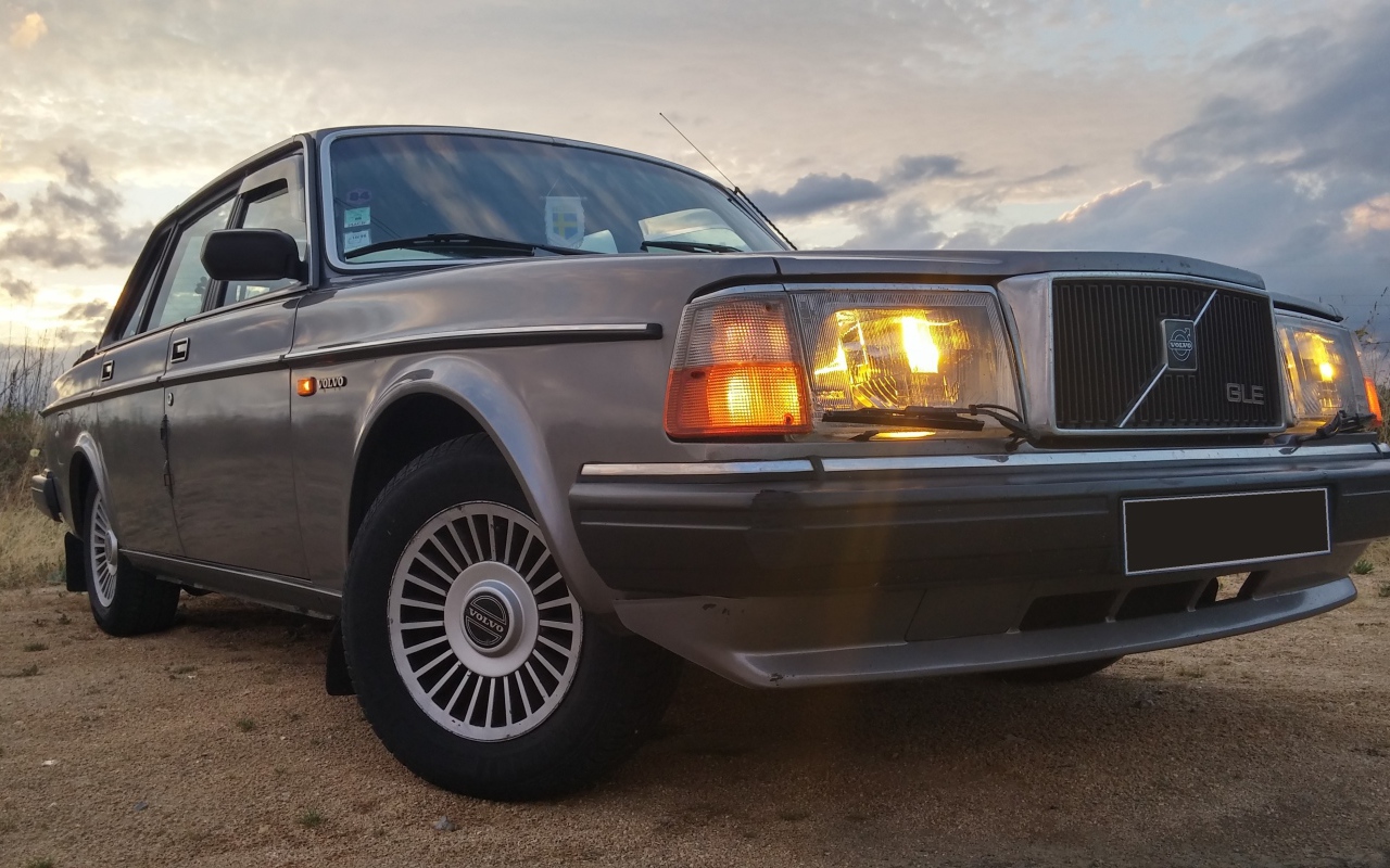 Коричневый автомобиль Volvo 240