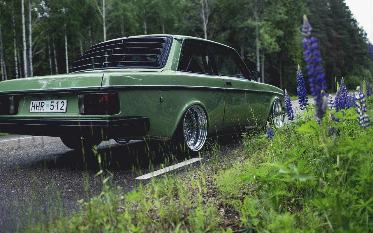 Автомобиль Volvo 240 у обочины