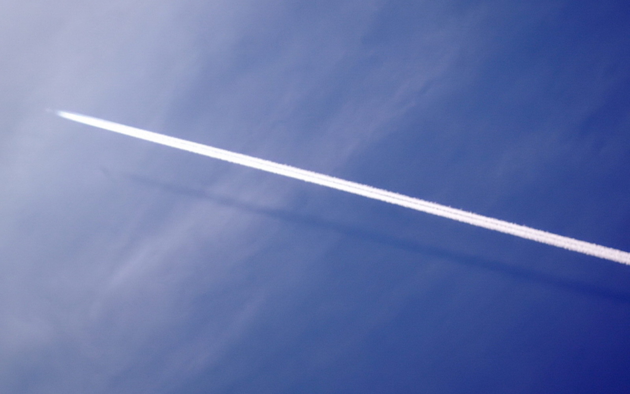 Белый след самолета