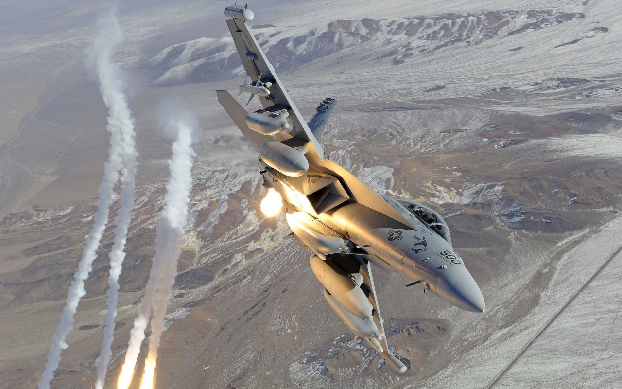 Боевой самолет в небе