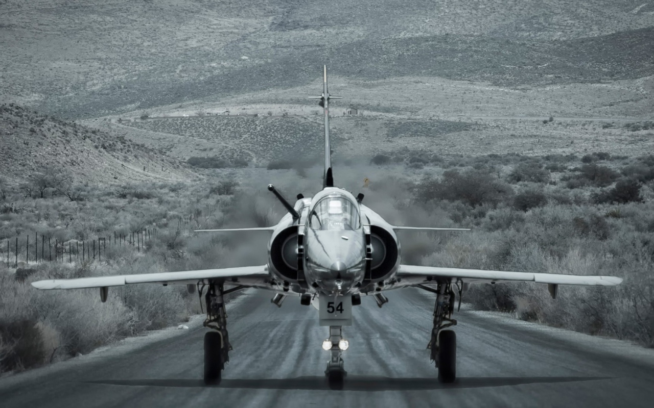 Истребитель на взлетно-посадочной полосе