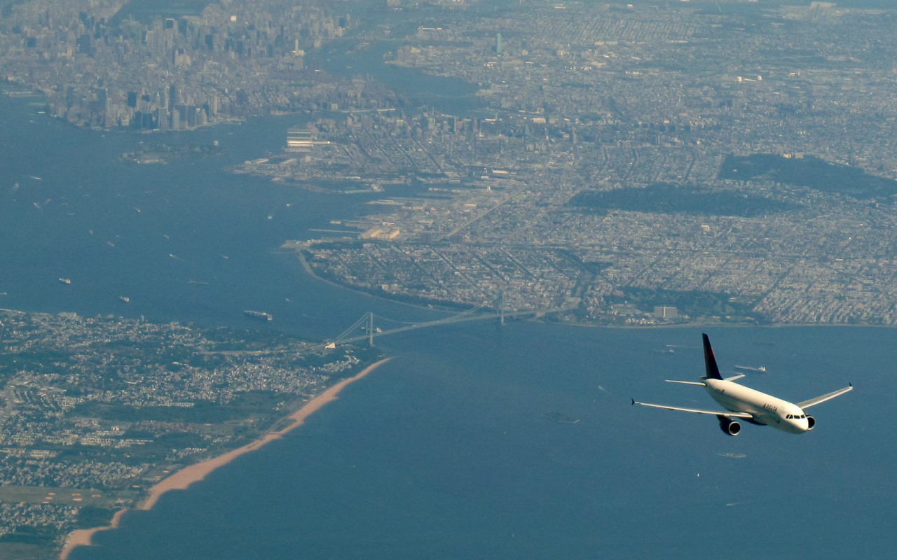 Мегаполис под крыльями пассажирского самолета
