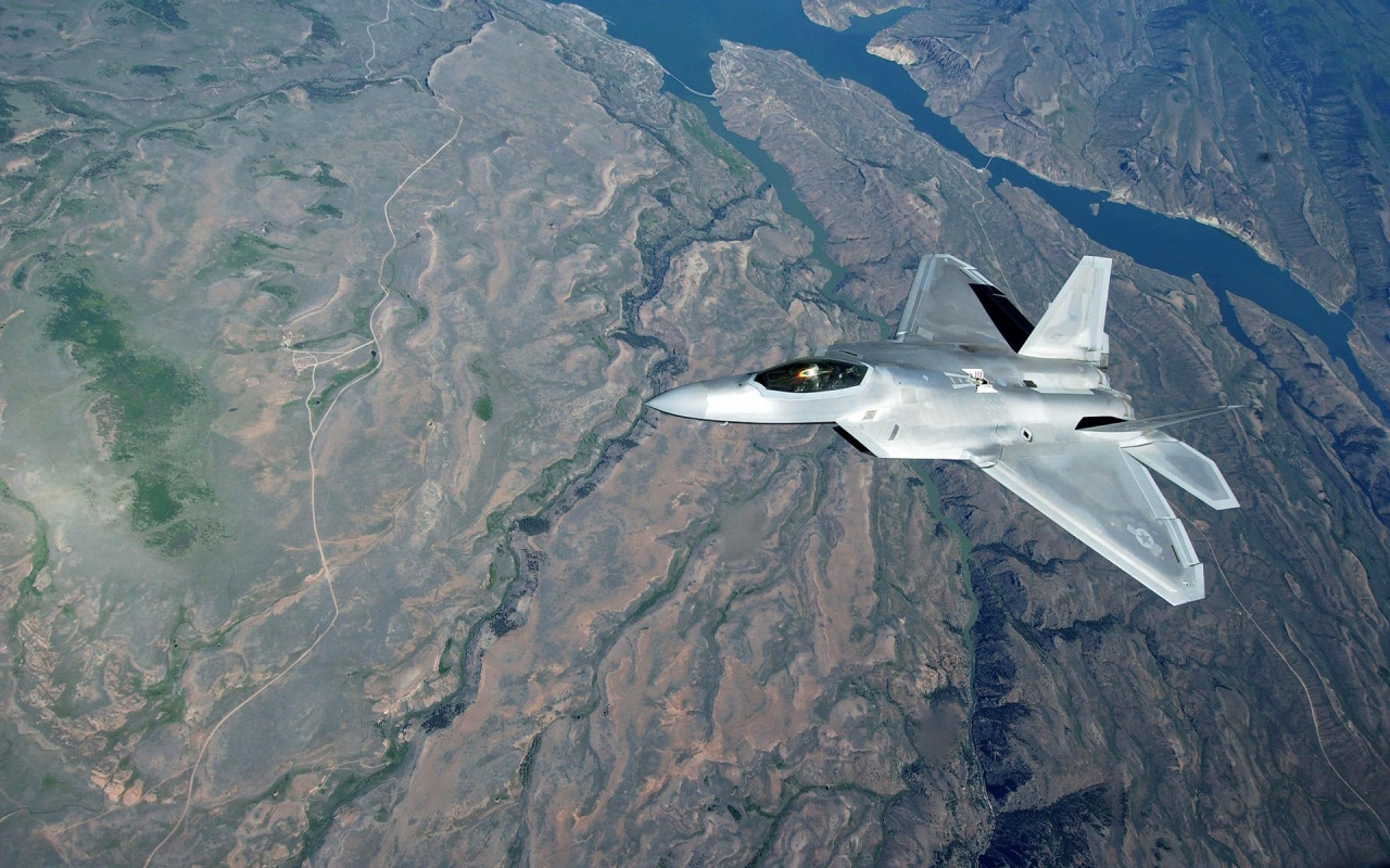 Самолет F-22 Raptor над поверхностью земли