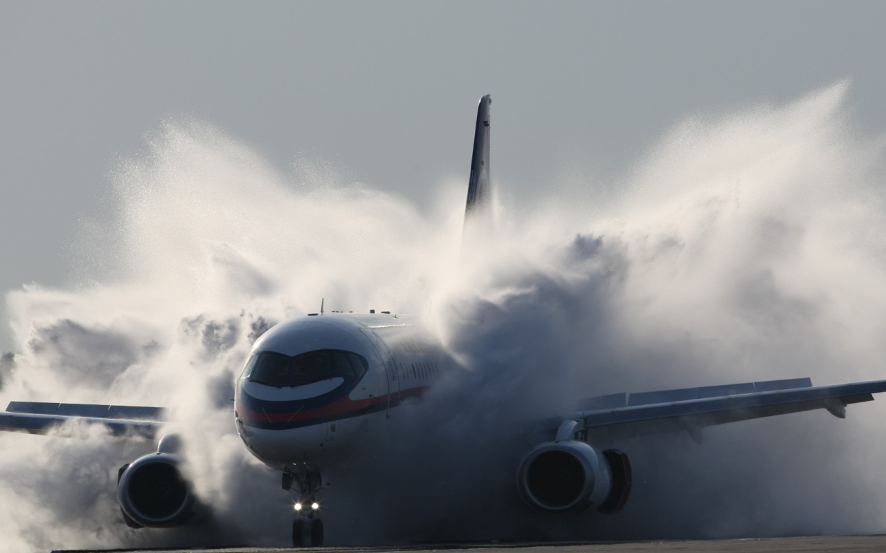 Самолет пролетает облако