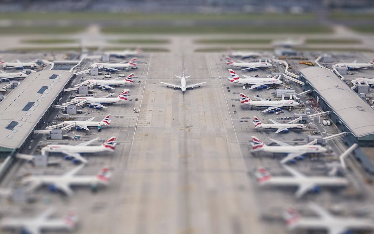 Самолет выруливает на полосу