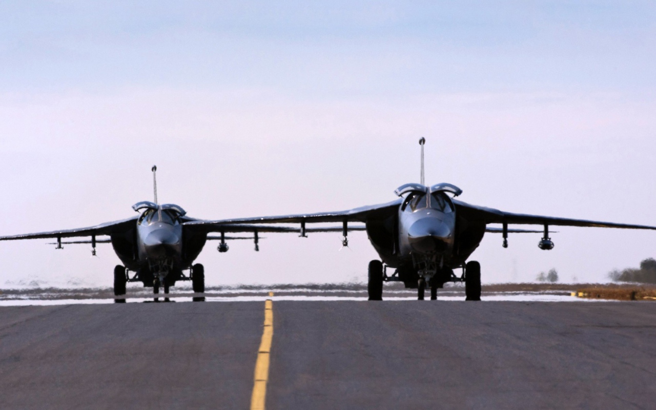Два военных самолета готовятся к взлету