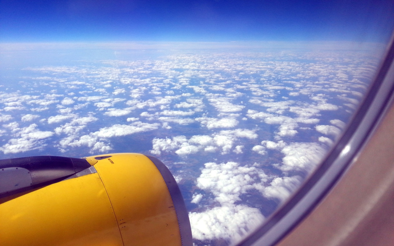 Вид из окна желтого самолета