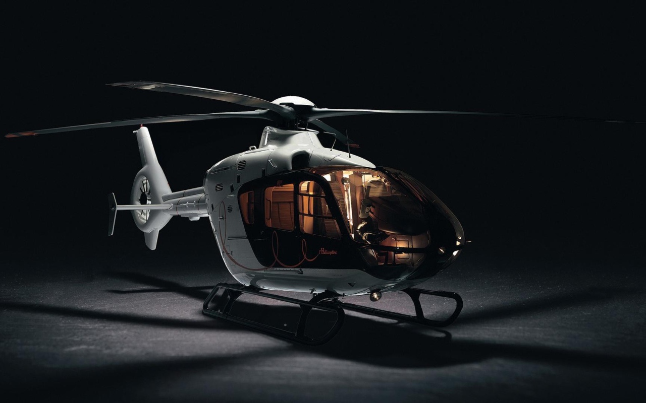 Белый частный вертолет