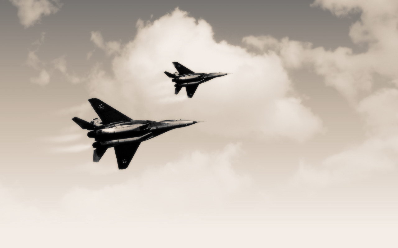 Два самолета в облаках