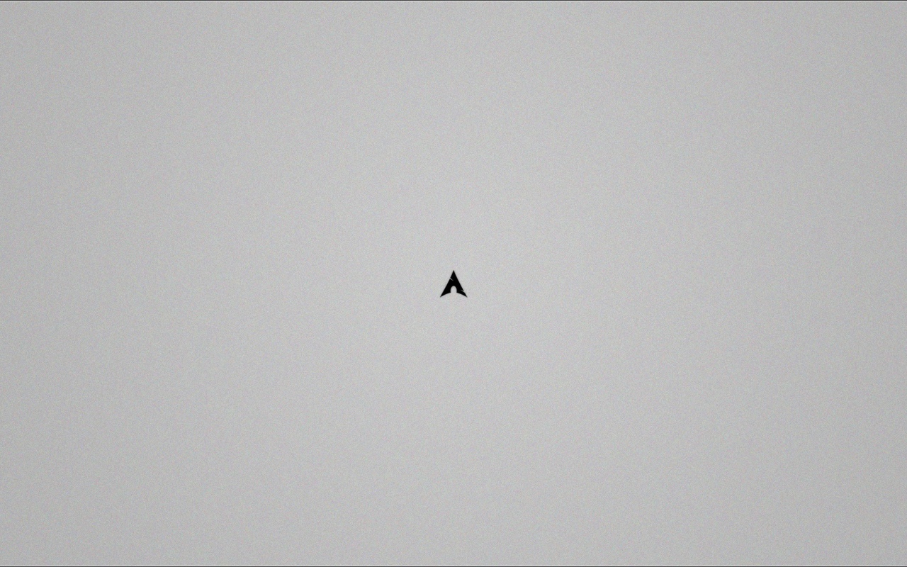 Маленький черный треугольник на сером фоне