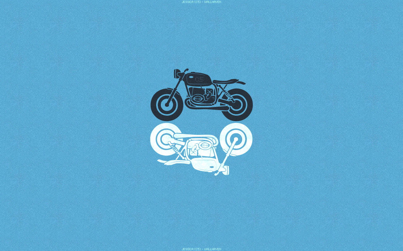 Черный и белый мотоциклы, голубой фон