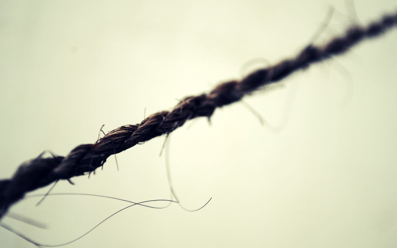 Черная веревка на белом фоне