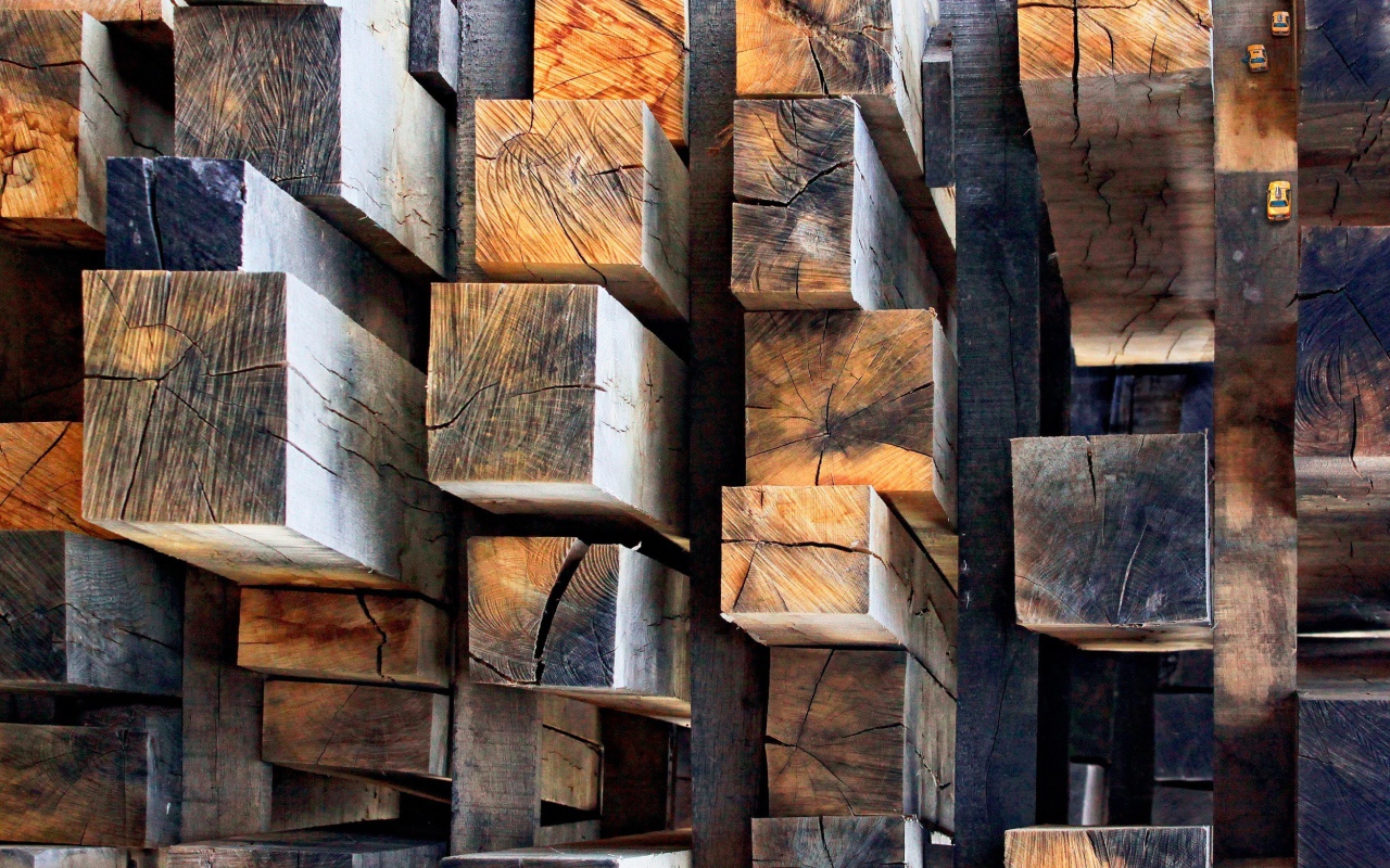 Аккуратная кладка деревянных брусков