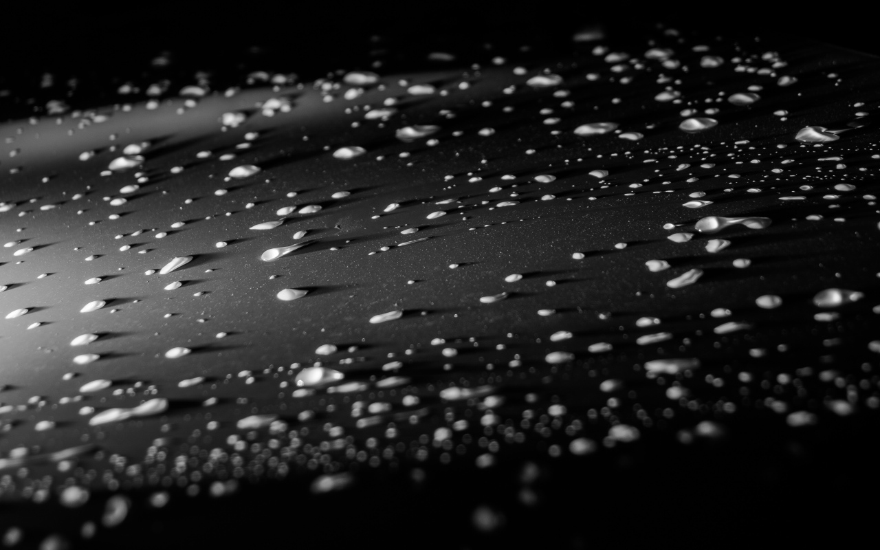 Крошки на черной поверхности