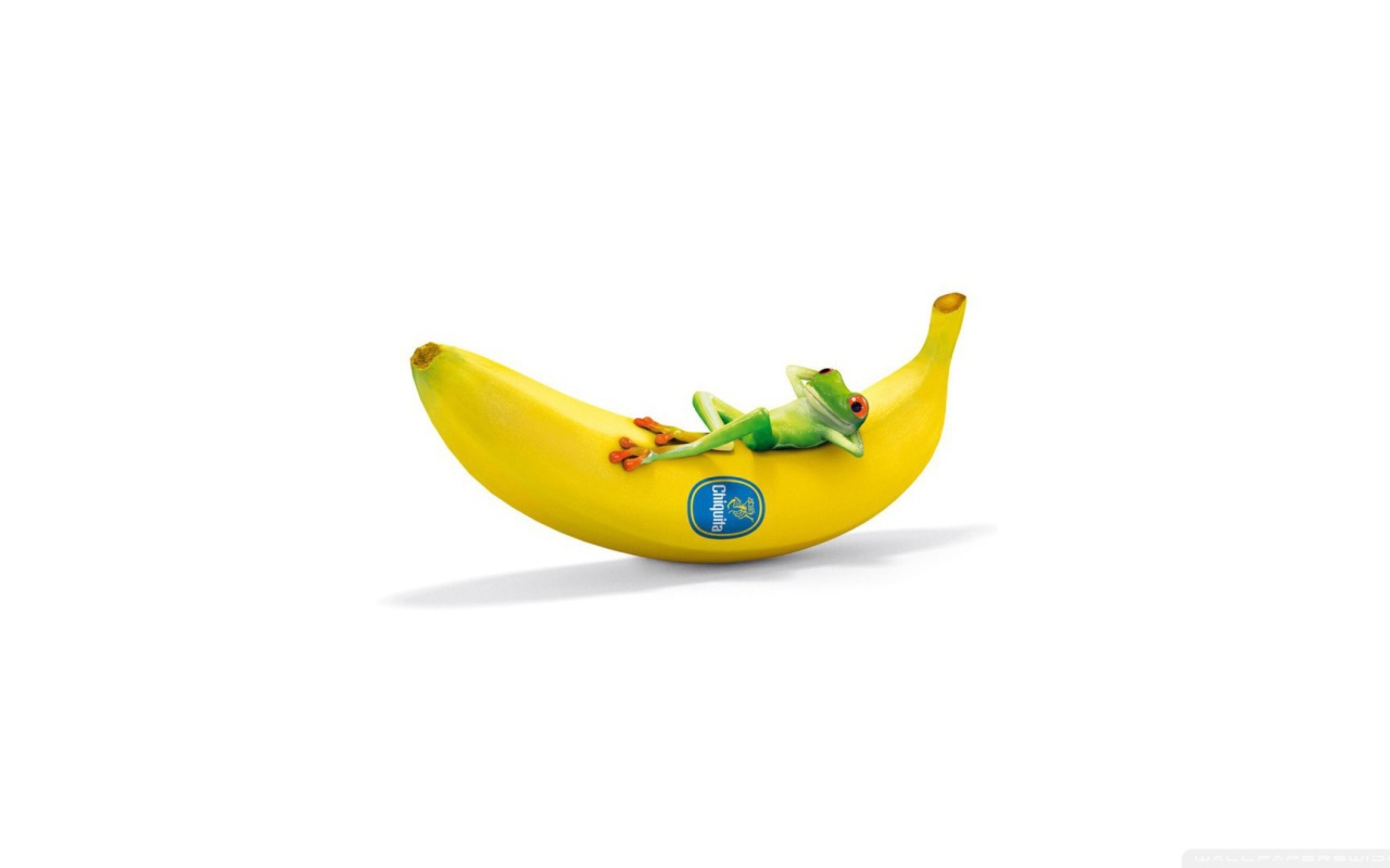 Лягушка на банане, белый фон