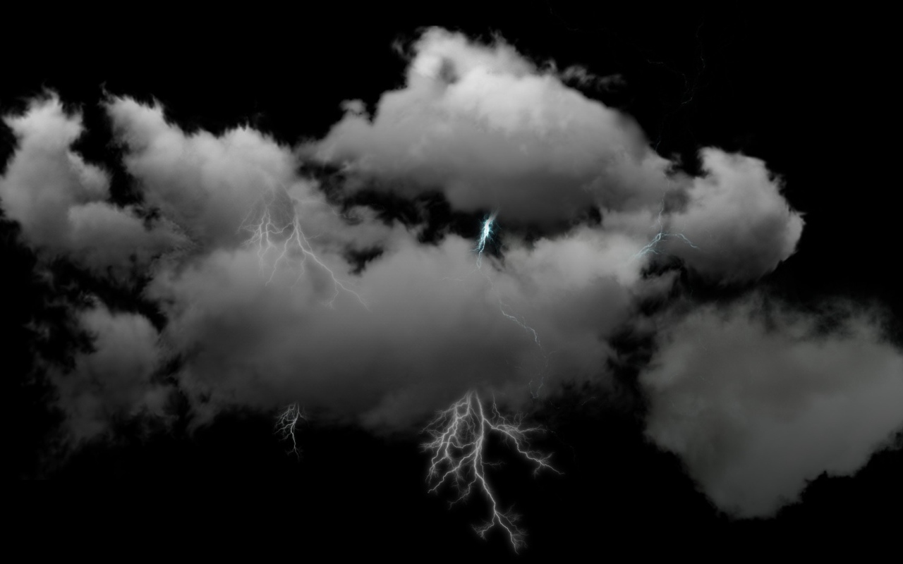 Молнии в пушистых белых облаках