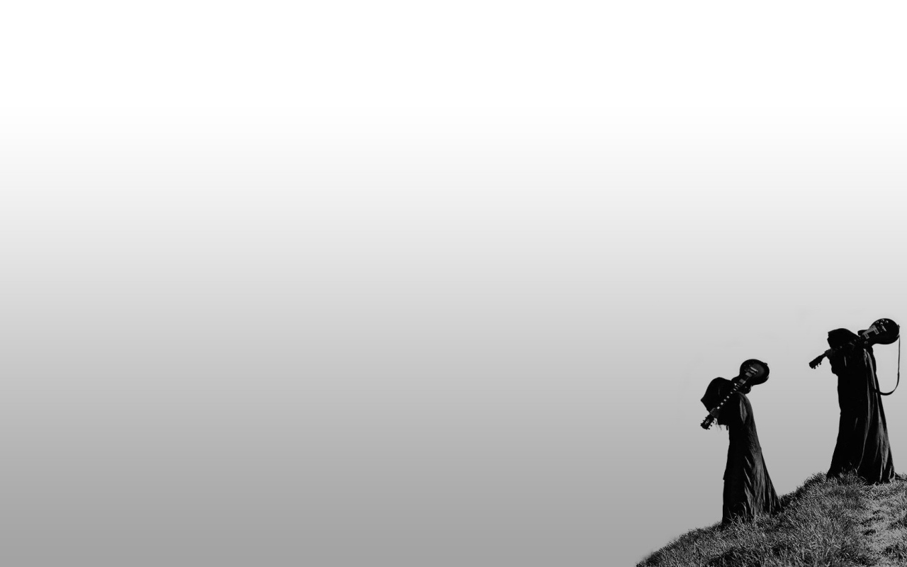 Люди в балахонах с гитарами, серый фон