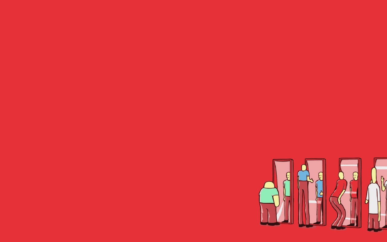 Люди смотрят в кривые зеркала