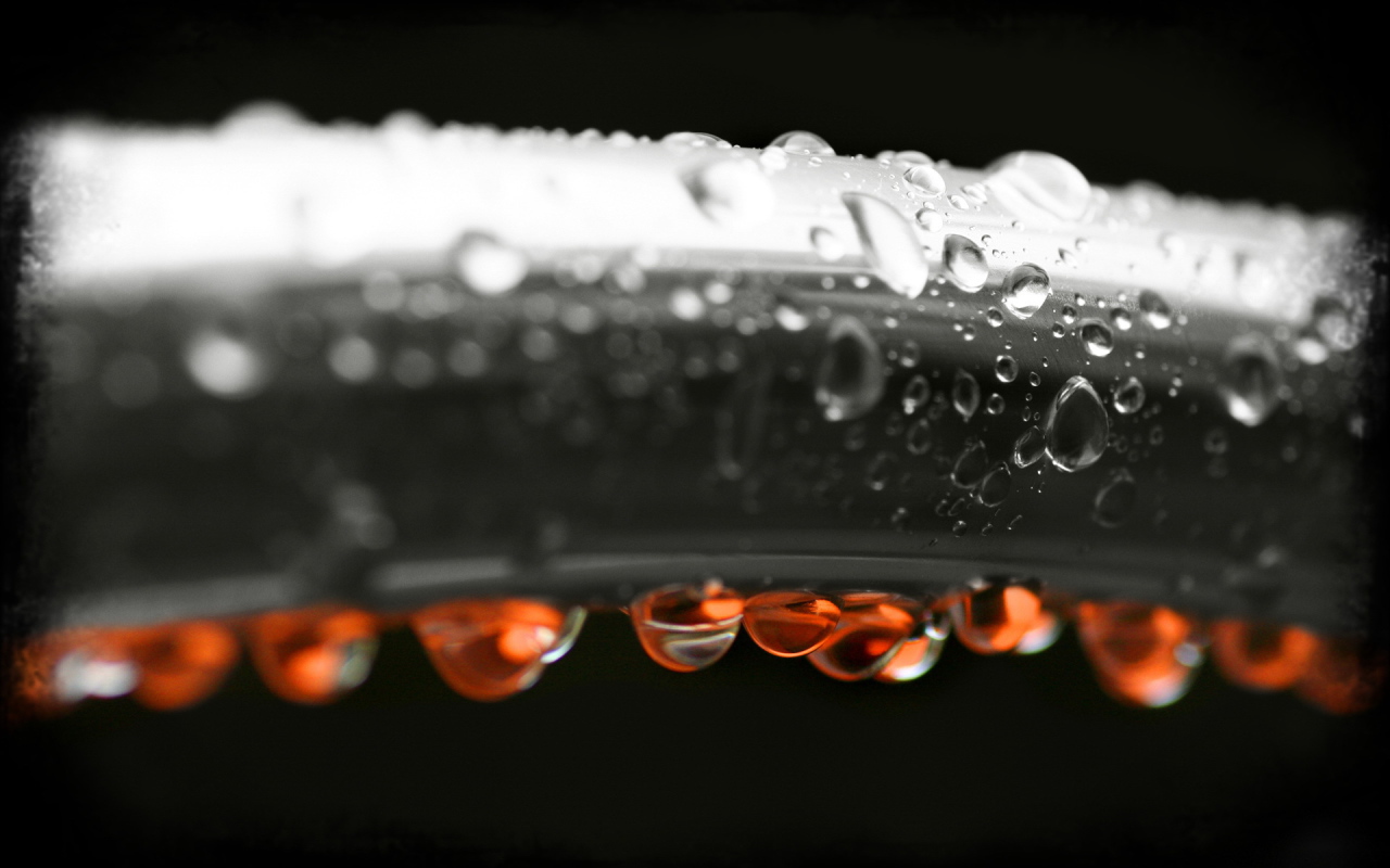 Красные капли на черном фоне